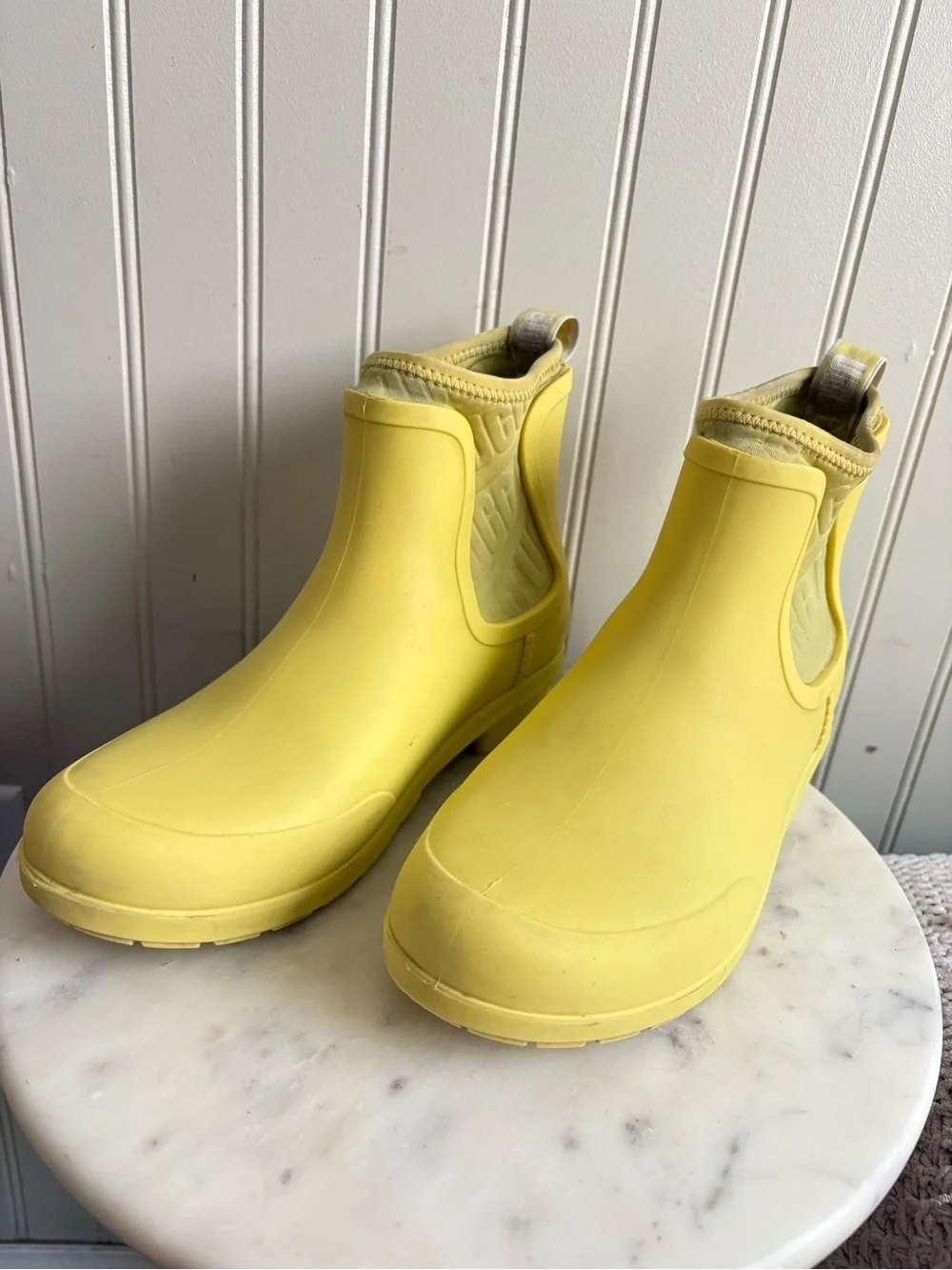 UGG Chelsea Ankle Rain Boots Women’s 6 Yellow Rubber Outdoors Autumn Winter Boho